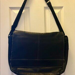 Kenneth Cole REACTION Risky Business Messenger Full-Grain Colombian Leather Cros